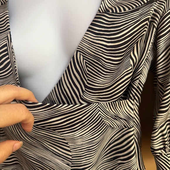 Trina Turk Black and White 100% Silk Swirl Blouse Size Small - Picture 2 of 16